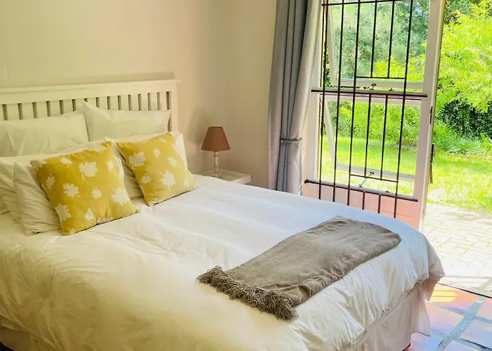Charming Flatlet In Constantia
