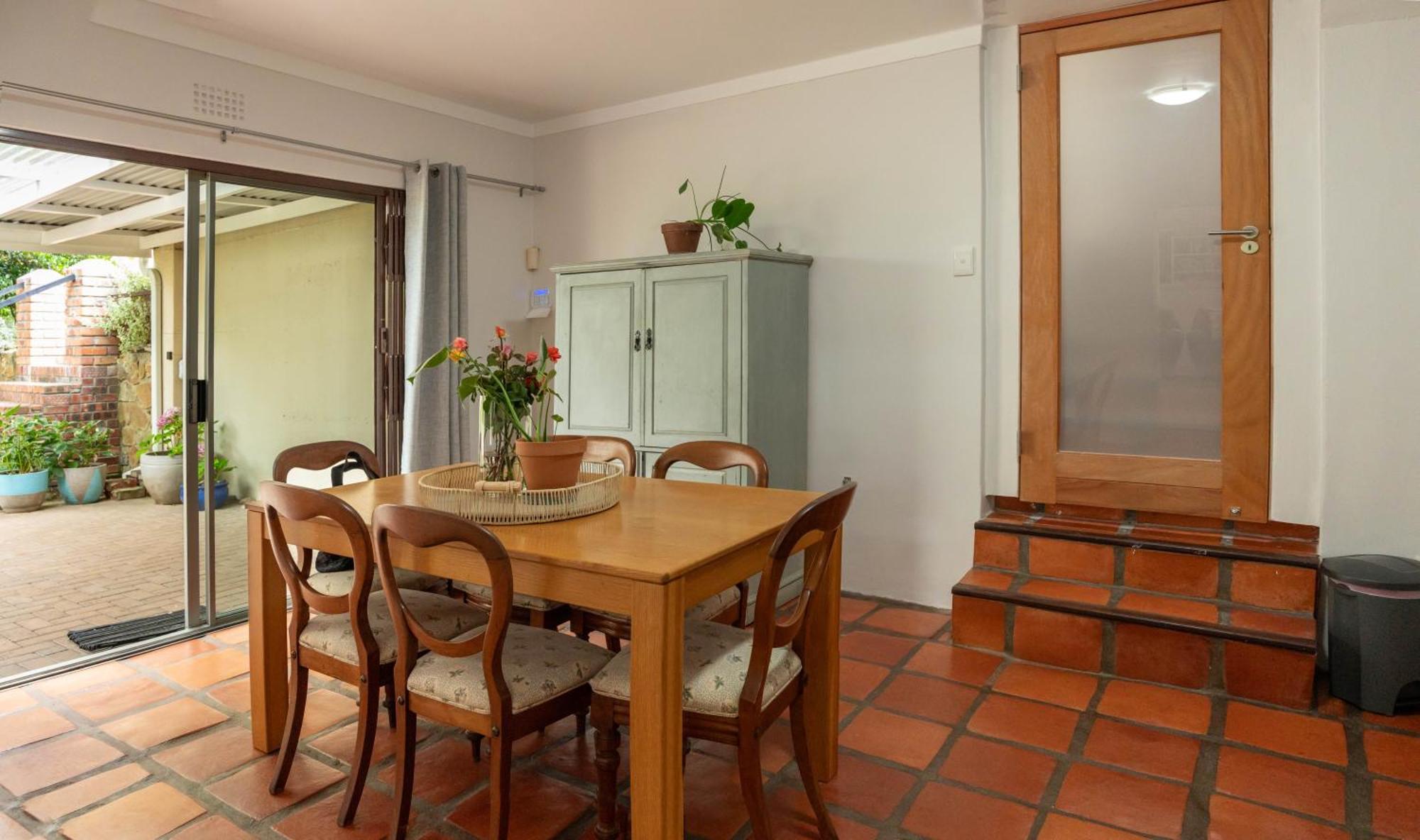 Charming Flatlet In Constantia Apartment *