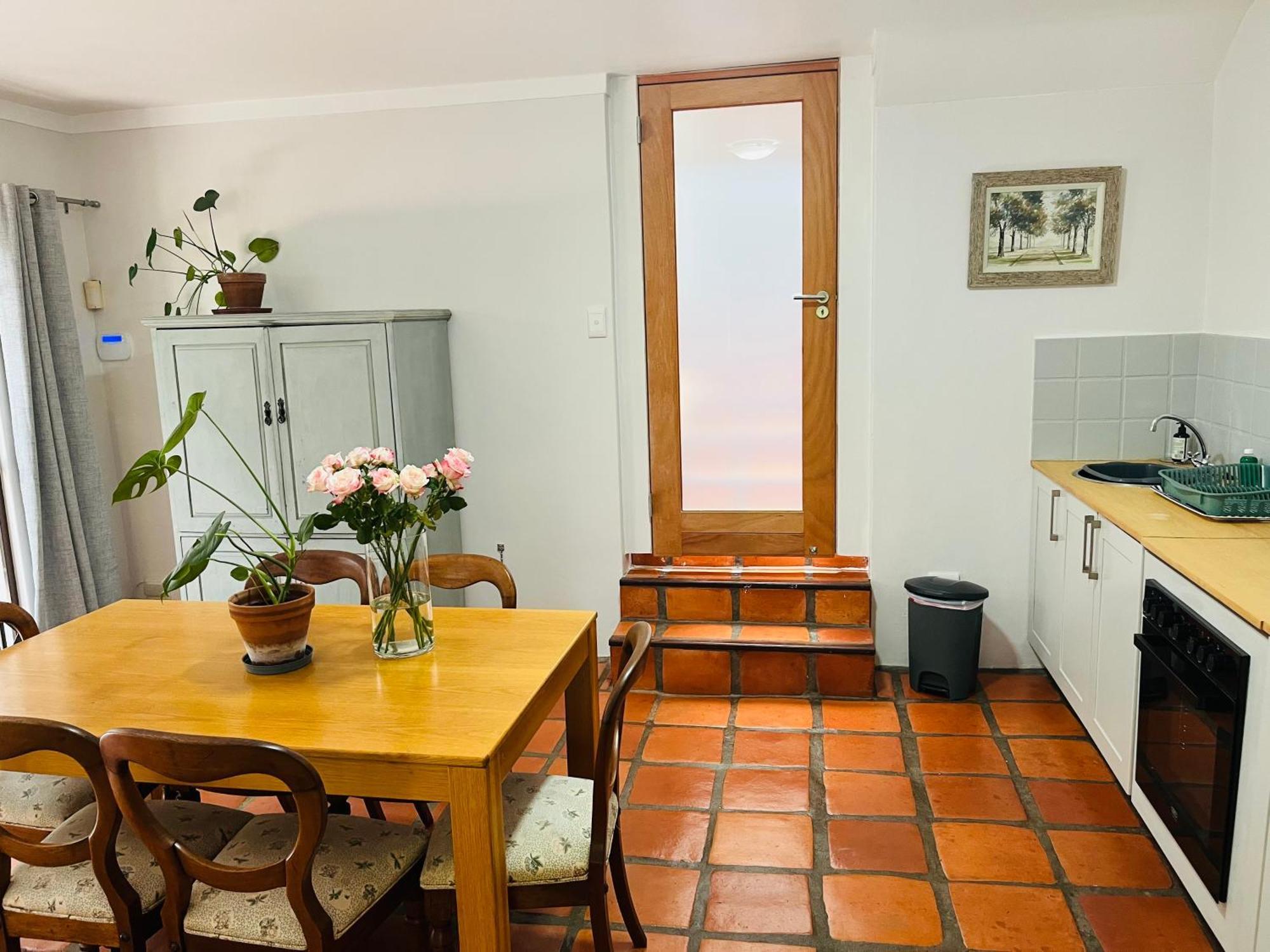 Charming Flatlet In Constantia Apartment *